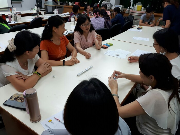 參與研習老師們各自分組，進行「故事骰」桌遊體驗活動